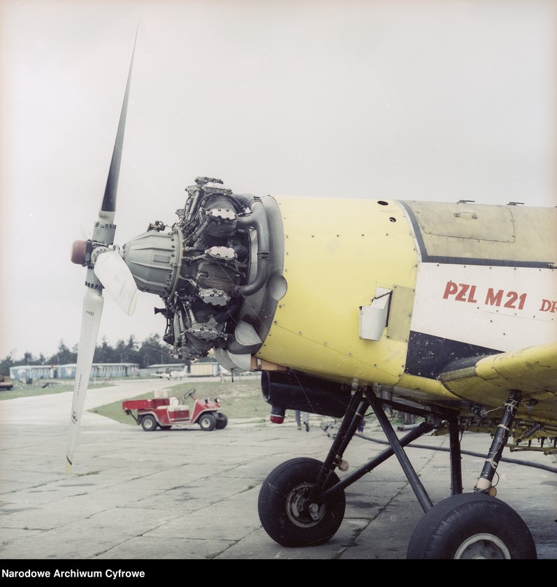Obiekt Przód samolotu PZL M21 Dromader Mini (SP-PDM) - widoczny silnik PZL-3SR z reduktorem i śmigłem US 133 000. W tle wózek elektryczny "Melex". z jednostki Samoloty PZL M21 Dromader Mini