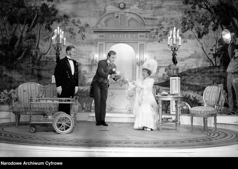 image.from.unit.number "Warszawa. Teatr Syrena - sztuka "Lord z walizki""