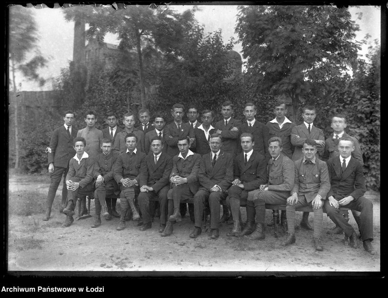 Obraz 2 z jednostki "[Uczniowie Gimnazjum - zdjęcie grupowe]"