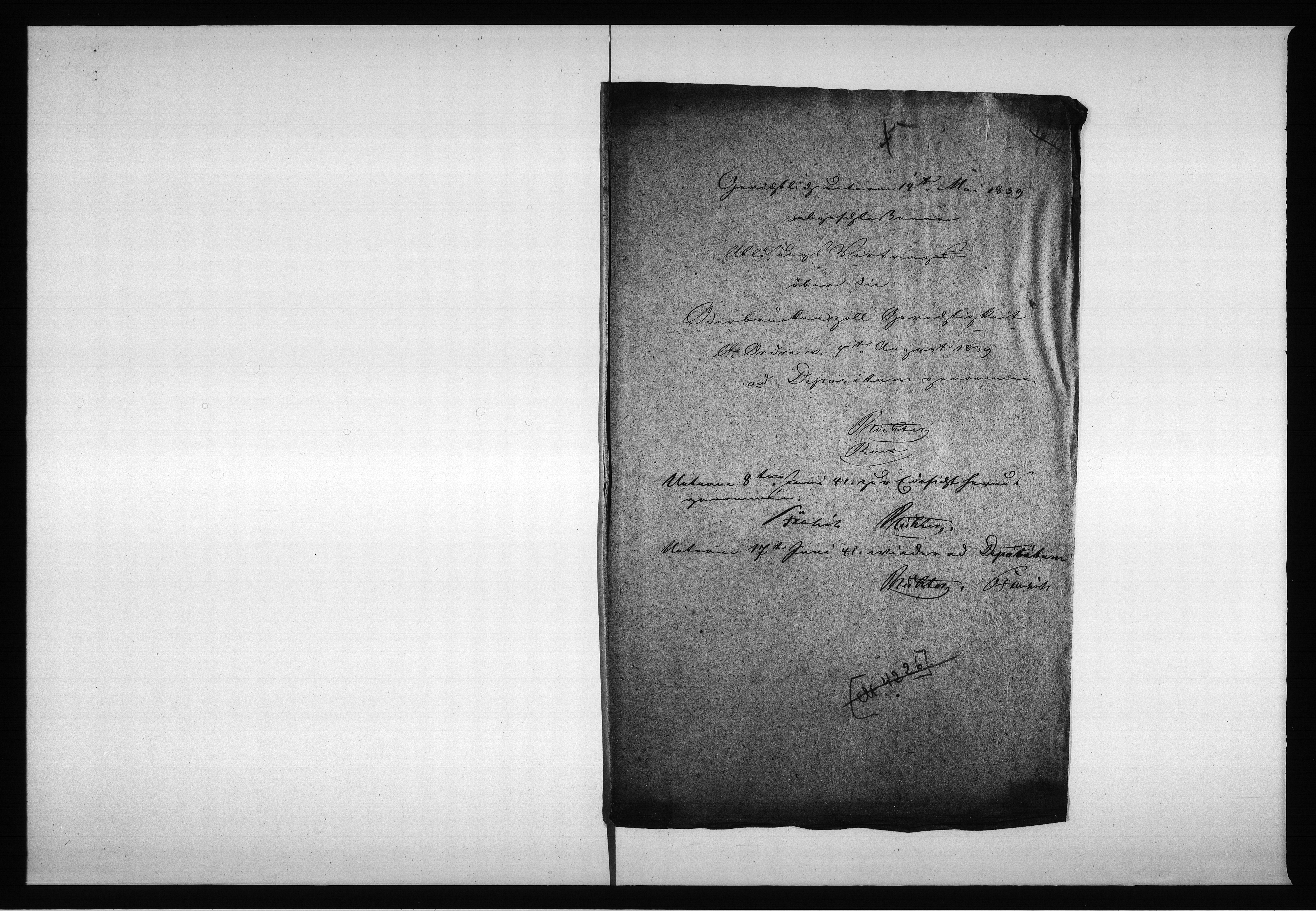 Obraz 5 z jednostki "Gerichtlich unterm 14 ten Mai 1839 abgeschlossener Ablösungs-Vertrag über die Oderbrückenzoll Gerechtigkeit et" Ordre v. 7 te August" 1839 ad Depositum genommen Richter Kamer. Unterm 8 ten "Juni 41" zu v Einsicht heraus genommen Frochlich Richter Unterm 17 te Juni 41. wieder ad Depositum Frochlich Richter"