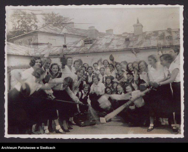 image.from.unit.number "Album z fotografiami podarowany przez uczennice Państwowego Gimnazjum Żeńskiego im. Królowej Jadwigi w Siedlcach wychowawczyni pani Janinie Milulskiej na zakończenie 8-klasowego gimnazjum w dniu 24.06.1934 r."