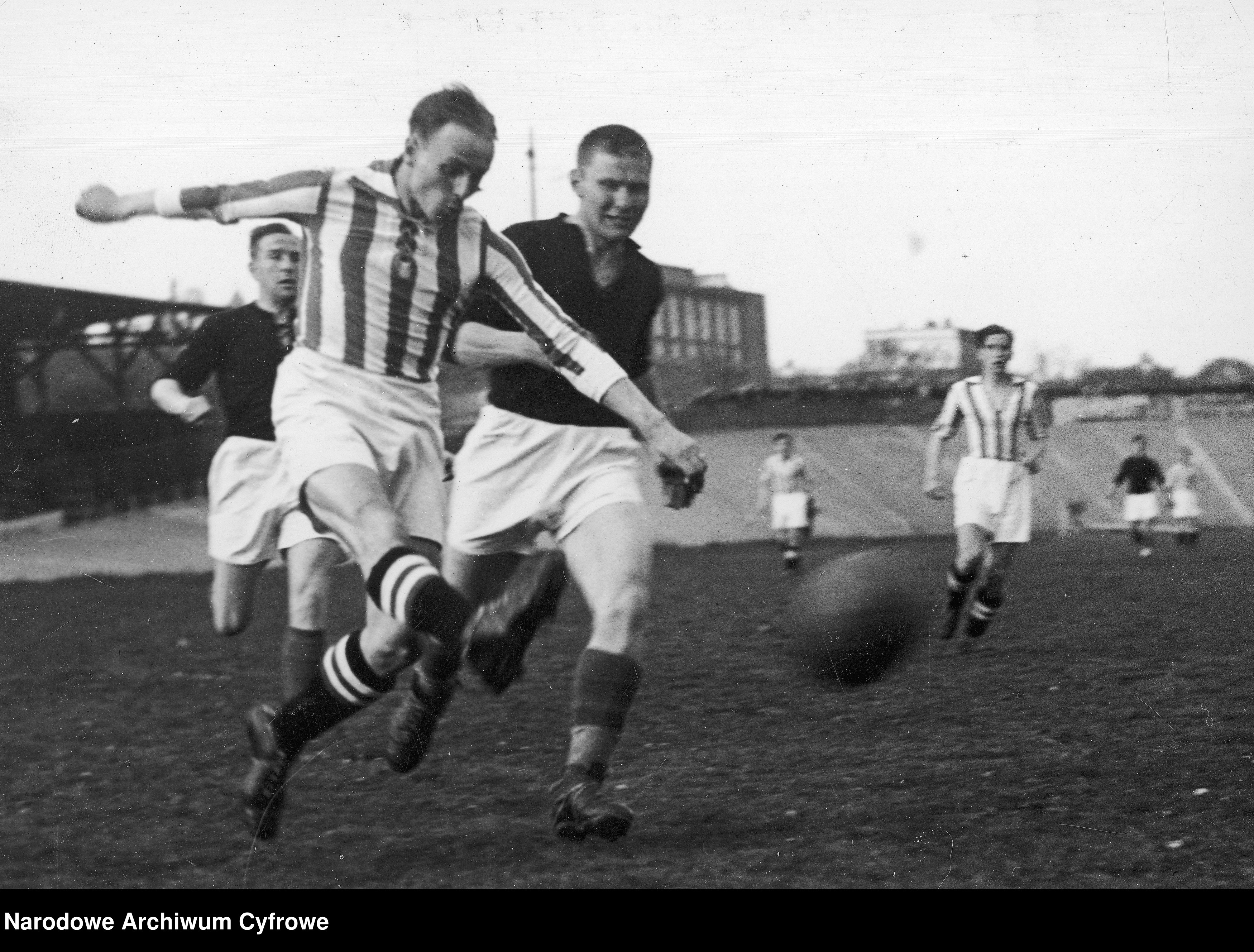 Skan z jednostki: Mecz piłkarski Cracovia - Polonia Warszawa na stadionie Cracovii