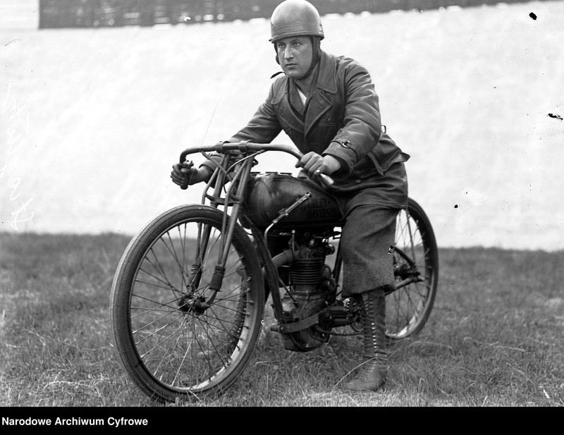 image.from.unit.number "Zawody motocyklowe na torze Cracovii"