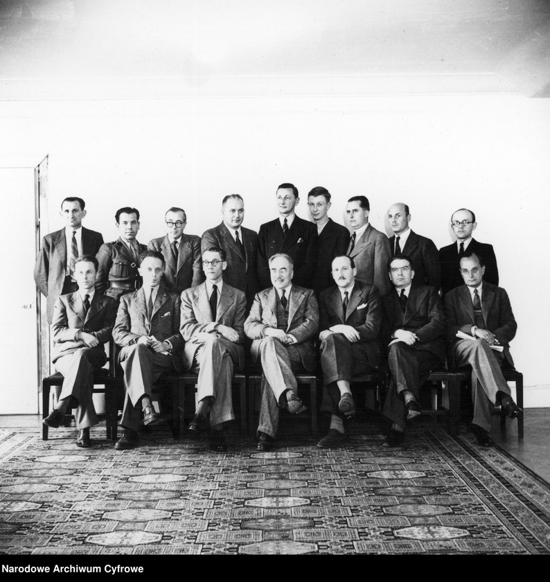 image.from.unit.number "Minister Stanisław Kot w otoczeniu pracowników ministerstwa spraw wewnętrznych"