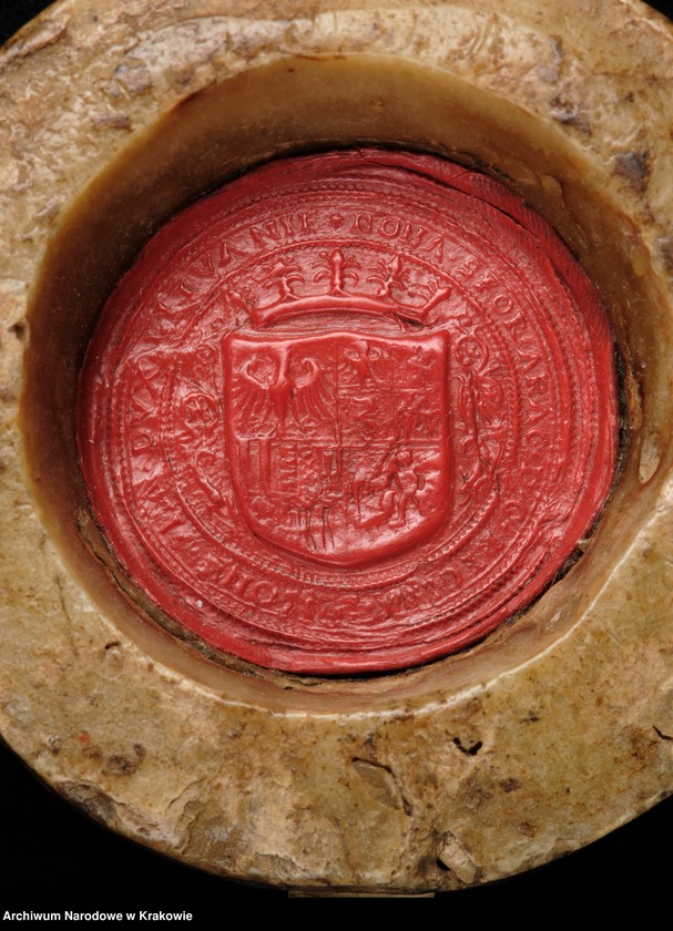 image.from.unit.number "Bona Sforza. Królowa Polski, Wielka Księżna Litewska. W polu pieczęci ukoronowana tarcza czteropolowa z herbami: polskim (prawe górne pole), Wąż Sforzów i Orzeł (lewe górne), herb mediolański i aragoński (prawe dolne), Pogoń (lewe dolne) tarczę otaczającą elementy roślinne. Otok ujęty w sznury perełek z napisem kapitalnym, renesansowym: BONA SFOR[TIA] ARAG[ONIA] D[EI] G[RATIA] REGINA POLONIE MAG[NA] DVX LITVANIE"