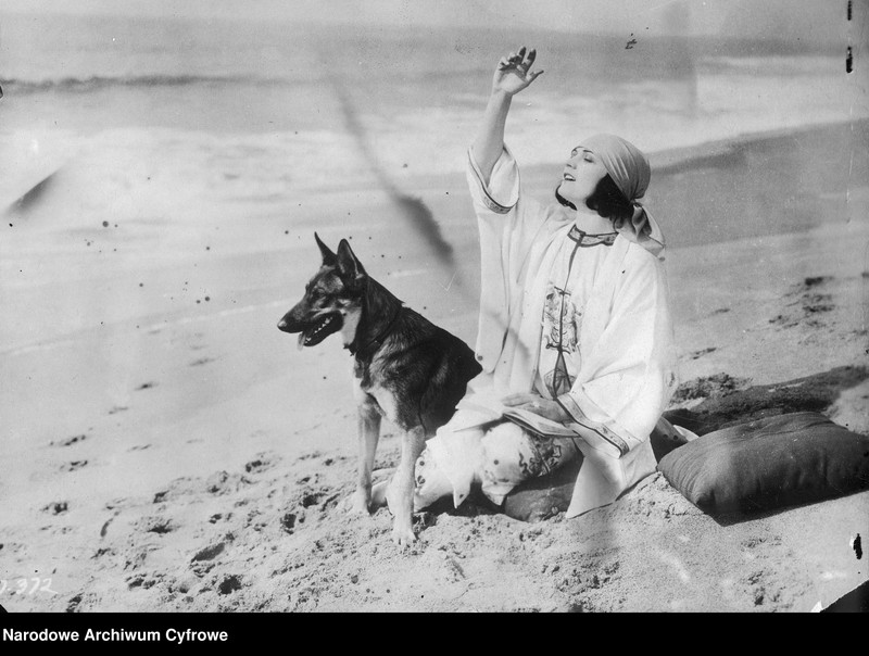 Aktorka Pola Negri na plaży z psem.