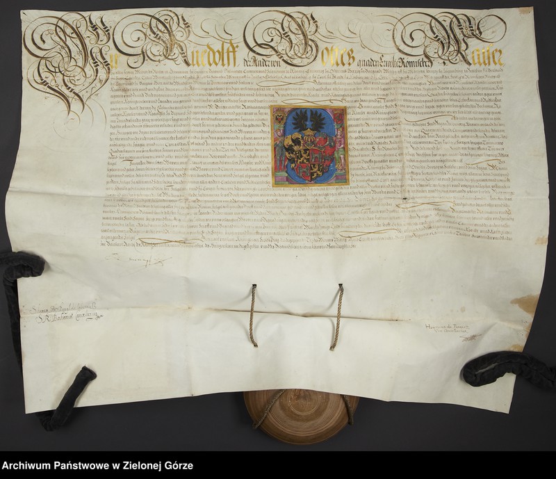 image.from.unit.number "Rudolf II cesarz ustanawia nowy herb dla miasta Żagania, określa jego barwy, nadaje również nową pieczęć i zezwala na używanie przez władze czerwonego wosku."