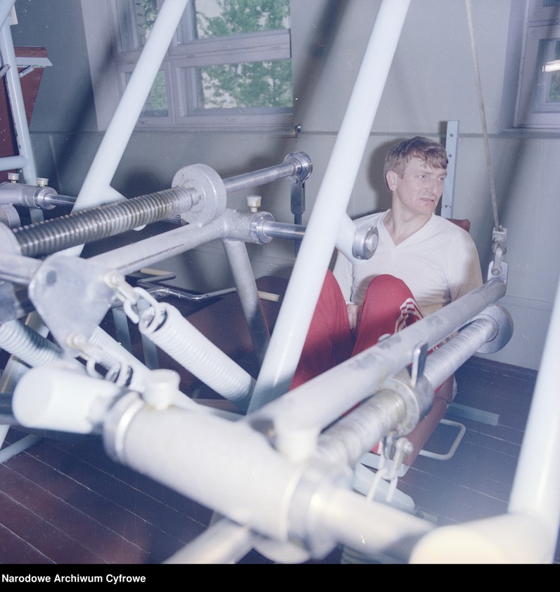 image.from.unit.number "Mirosław Hermaszewski podczas ćwiczeń na siłowni"