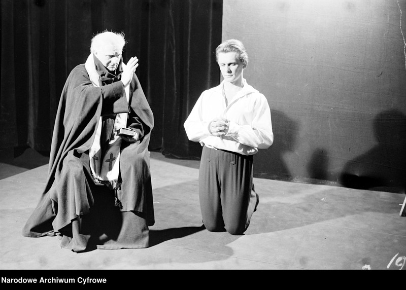 Obiekt od lewej: Stanisław Kwaskowski, Tadeusz Łomnicki z jednostki Warszawa. Teatr Narodowy - sztuka "Kordian"