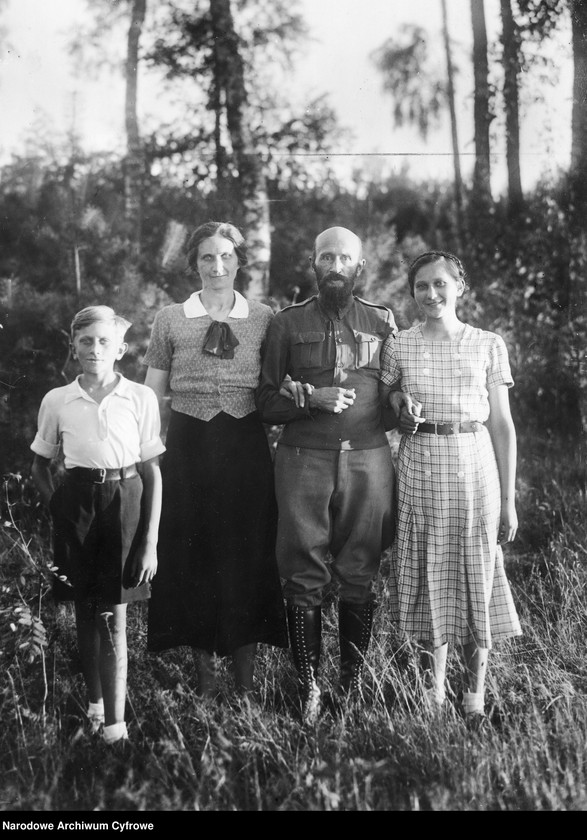 image.from.unit.number "Podróżnik Kazimierz Nowak z rodziną na wakacjach "