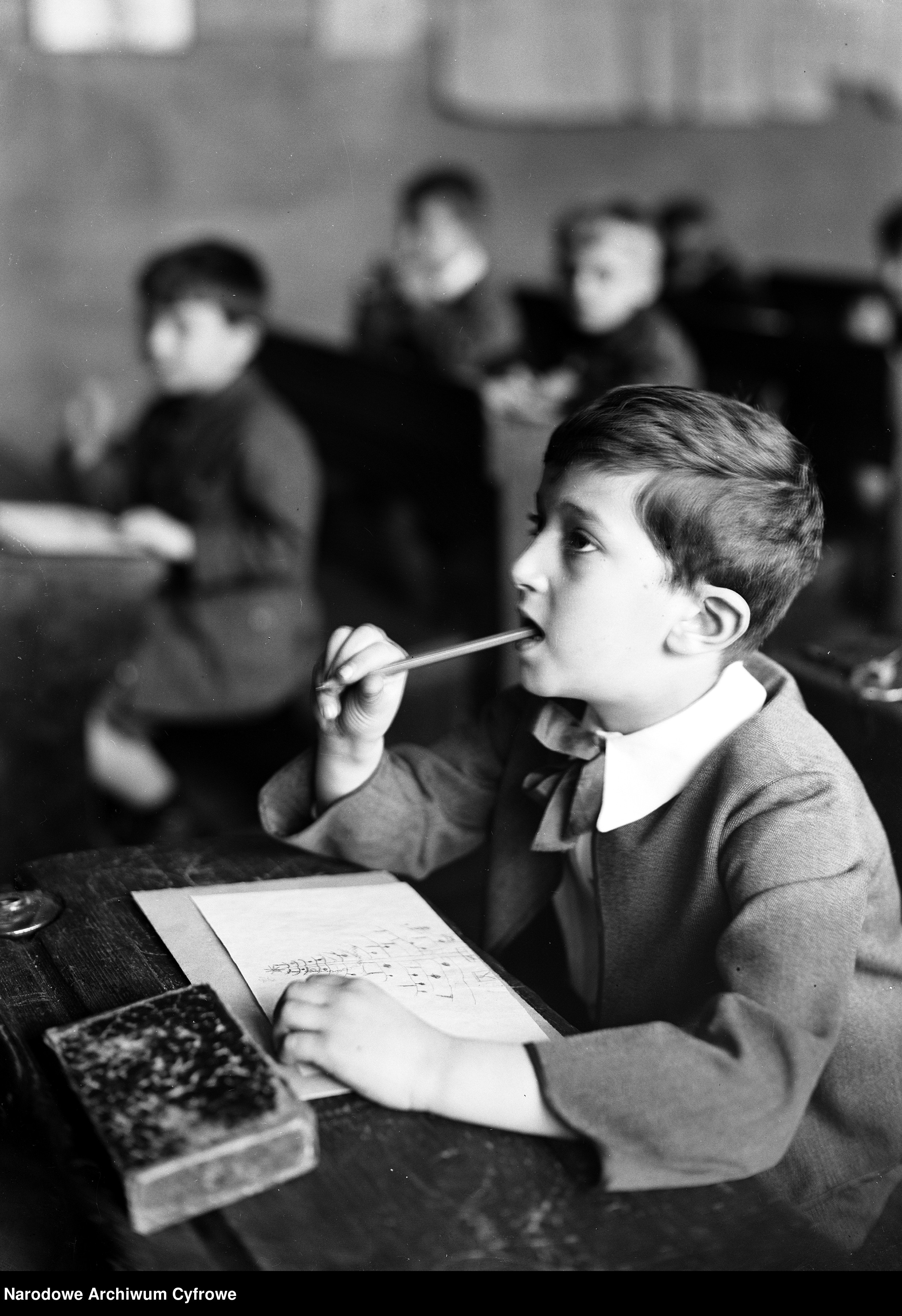 Skan z jednostki: Uczniowie szkoły powszechnej im. św. Wojciecha w Krakowie podczas lekcji