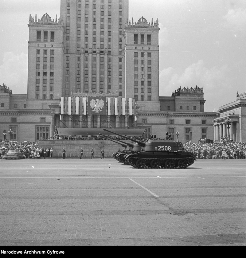 image.from.unit.number "Defilada Tysiąclecia Państwa Polskiego podczas Narodowego Święta Odrodzenia Polski (22 lipca) na pl. Defilad w Warszawie"