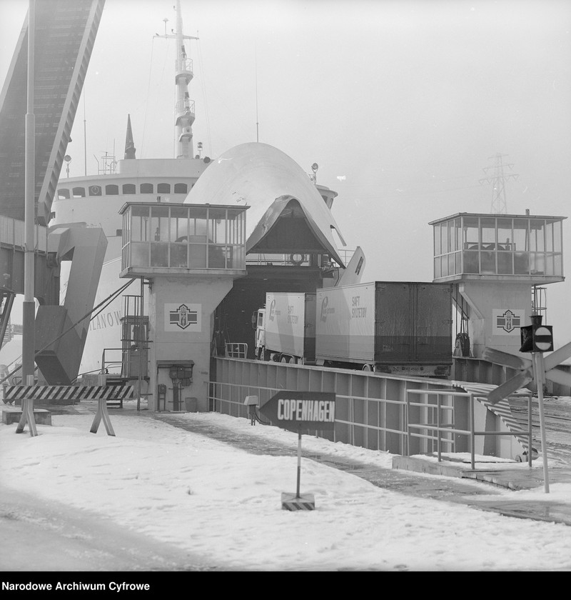 image.from.unit.number "Prom MF "Wilanów" podczas załadunku w porcie w Świnoujściu"