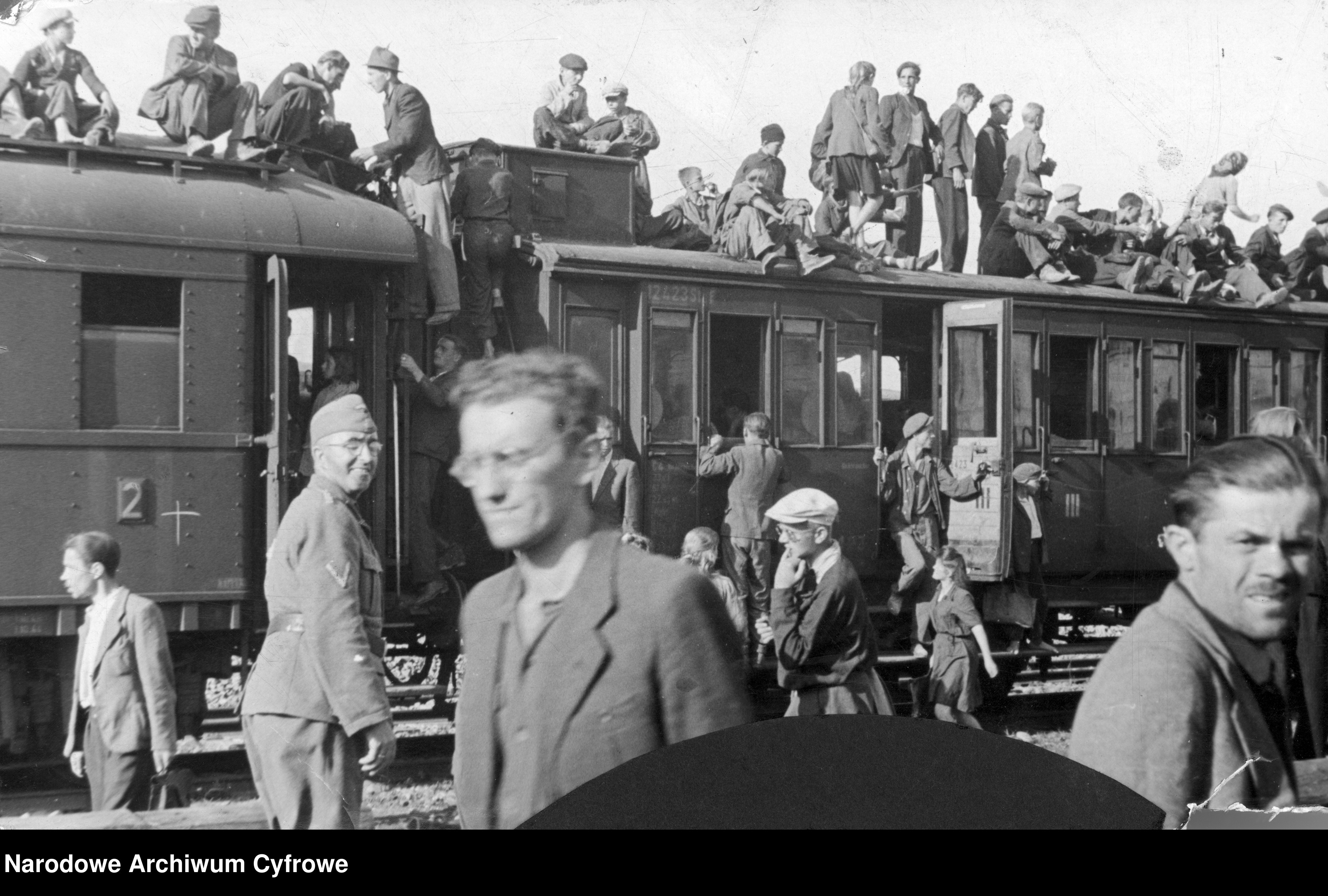 Skan z jednostki: Pociąg osobowy na peronie