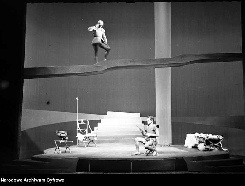 image.from.unit.number "Warszawa. Teatr Młodej Warszawy - sztuka "Ifigenia (Wiatr za dziewczynę)""