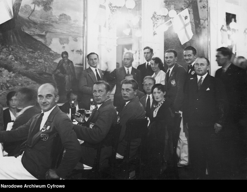 image.from.unit.number "Powitanie na Dworcu Głównym w Warszawie polskich olimpijczyków powracających z Letnich Igrzysk Olimpijskich w Los Angeles"