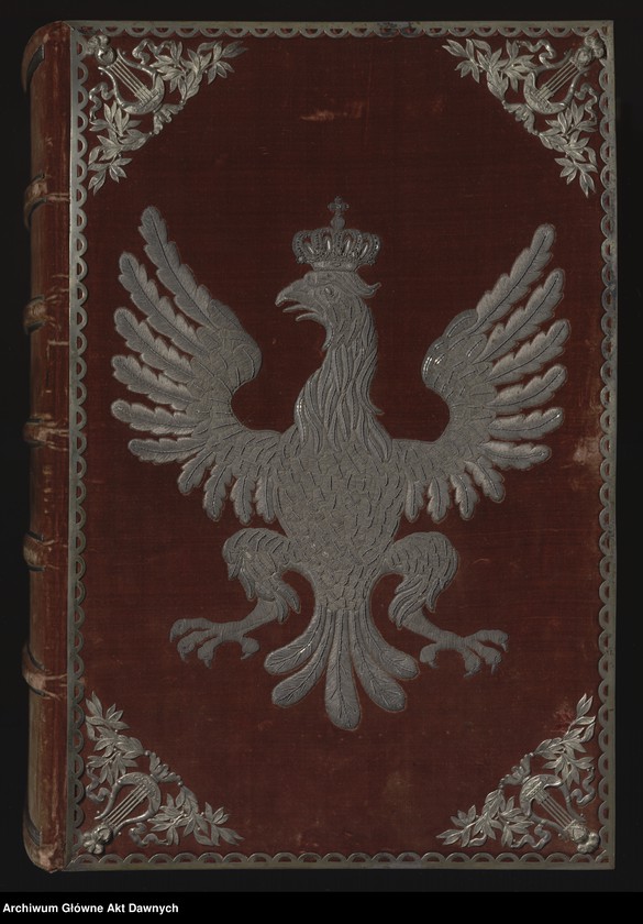 Obraz 3 z jednostki "Pudło na akta, prawdopodobnie na rękopis Konstytucji 3 maja (przed oprawą), ozdobione wyszywanymi srebrna nicią herbami Polski i Litwy"