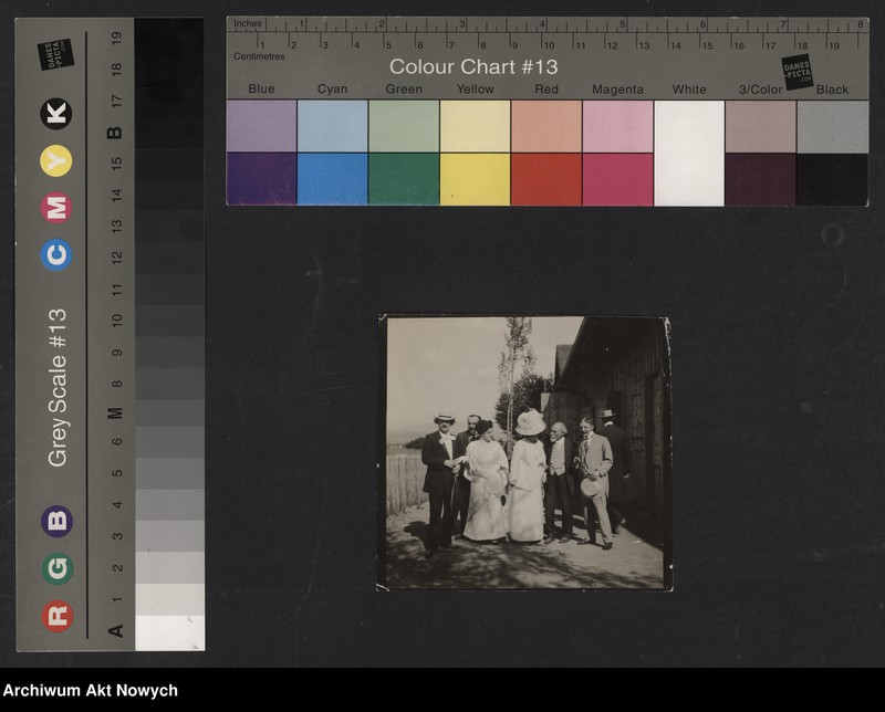 image.from.unit.number "I. J. Paderewski i H. Paderewska w otoczeniu przyjaciół i znajomych. Fotografie; brak fot. nr 6-7,9,11"