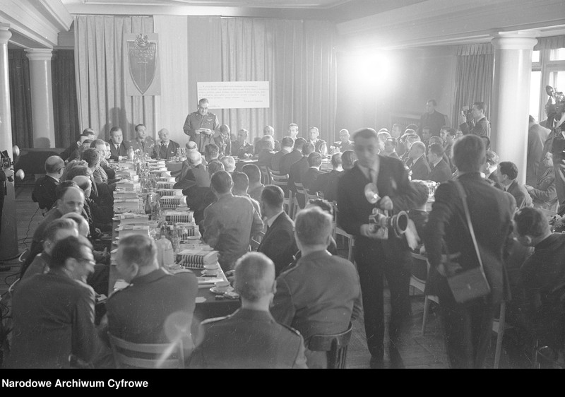 image.from.unit.number "Spotkanie kombatantów II wojny światowej - uczestników szturmu na Berlin - z kierownictwem Ministerstwa Obrony Narodowej w redakcji "Żołnierza Wolności" oraz w siedzibie Związku Bojowników o Wolność i Demokrację w Warszawie "