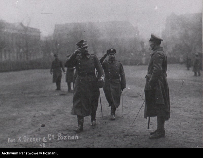 Obraz 3 z jednostki "Generał Józef Dowbór - Muśnicki podczas zaprzysiężenia Straży Ludowej na Placu Wolności w Poznaniu."