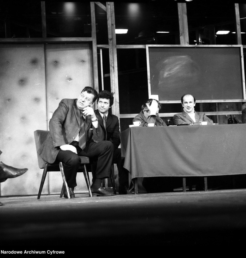 Obiekt od lewej: Mariusz Dmochowski (Celiński), Jerzy Dukay (Lisiecki), Włodzimierz Bednarski (Połomnia), Arkadiusz Bazak (Głowaczewski). z jednostki Warszawa. Teatr Nowy - sztuka "A deszcz ciągle pada"