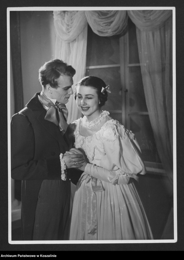 image.from.unit.number "„Śluby panieńskie”, Aleksander Fredro, reżyseria Irena Górska, scenografia Feliks Krassowski. Premiera 16 I 1954 roku."