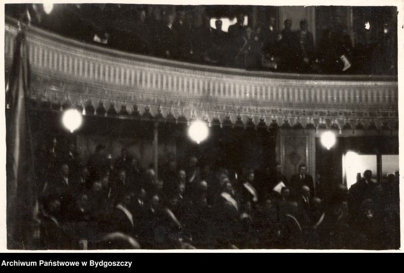 image.from.unit.number "Pochód rzemieślników ulicami centrum Bydgoszczy z okazji Zjazdu Rzemiosła Pomorskiego w dniu 30.10.1938 r. w Bydgoszczy - początek pochodu, Dom Rzemiosła, sala obrad"