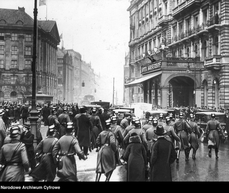 image.from.unit.number "Przemówienie Adolfa Hitlera w Berlinie"