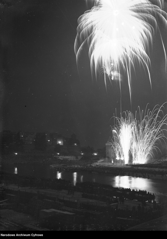 image.from.unit.number "Wianki w Krakowie na Wiśle pod Wawelem"