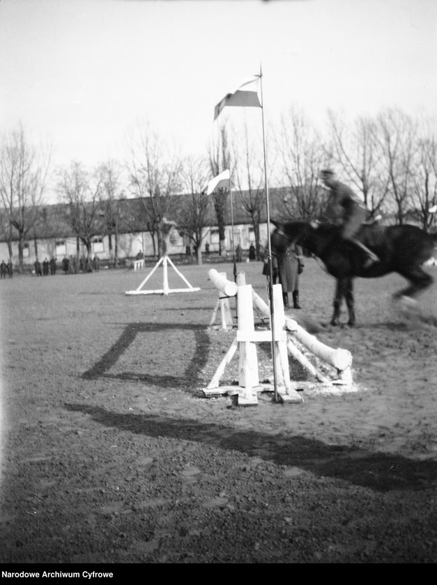 image.from.unit.number "Zawody w Szwadronie Przybocznym Naczelnika Państwa na terenie koszar przy ulicy 29 Listopada w Warszawie"