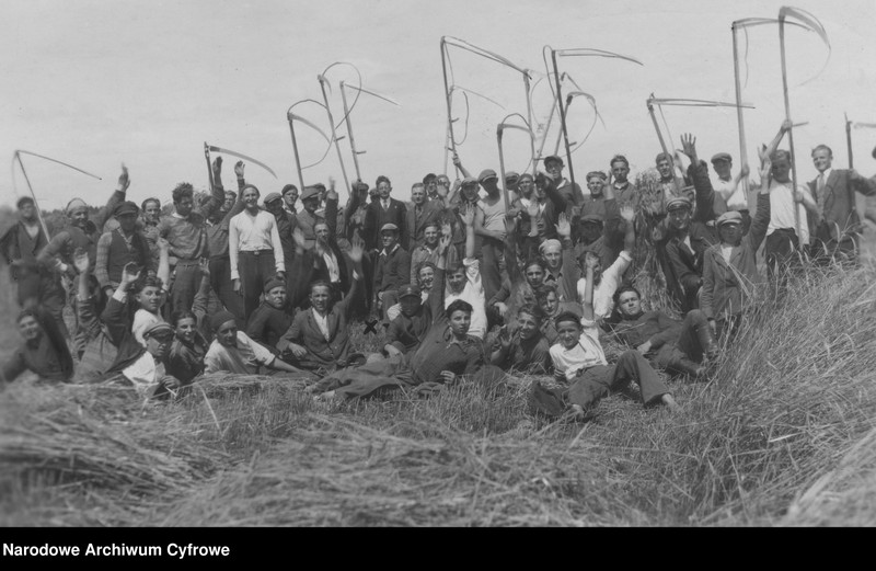 Uczniowie z kosami odpoczywający po skoszeniu zboża. Widoczny dyrektor szkoły Aleksander Niedbalski (X).