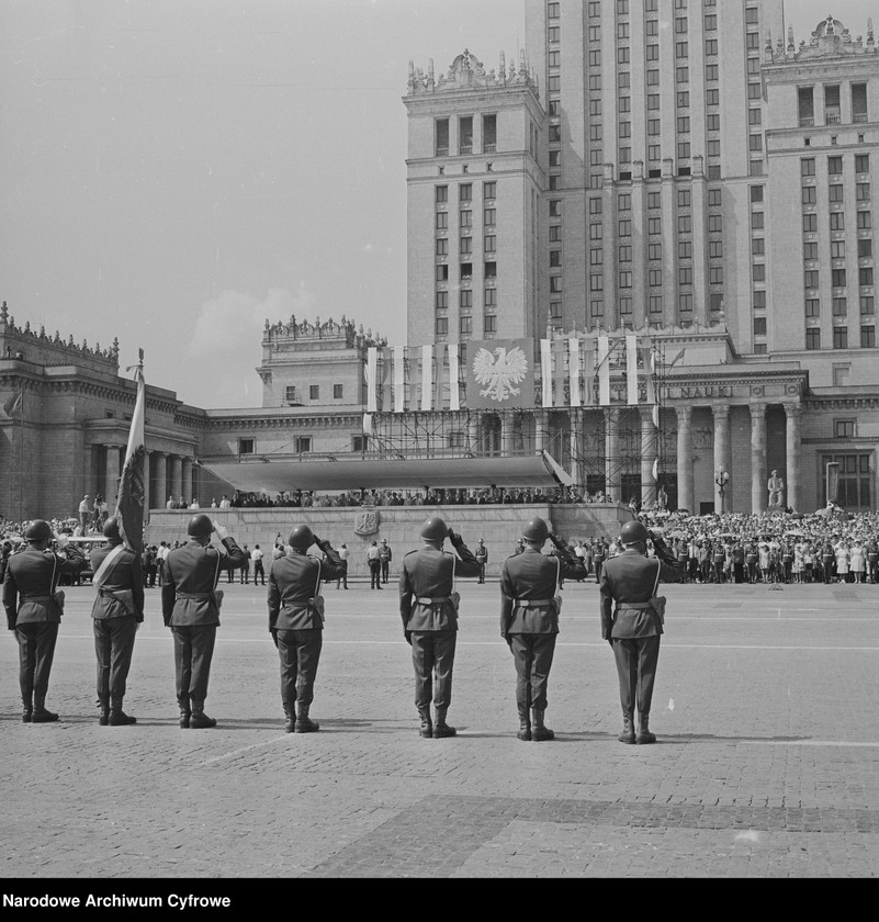 image.from.unit.number "Defilada Tysiąclecia Państwa Polskiego podczas Narodowego Święta Odrodzenia Polski (22 lipca) na pl. Defilad w Warszawie"