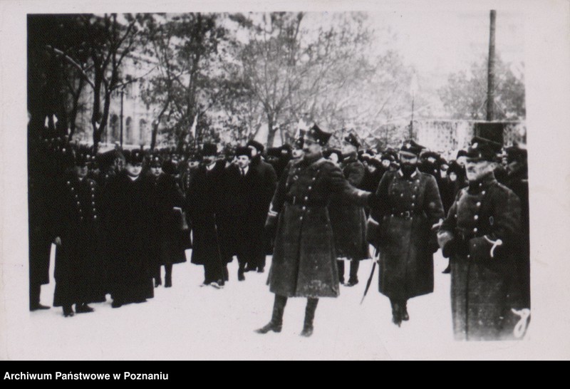 Obraz 3 z jednostki "Generał Józef Dowbór - Muśnicki po przysiędze na Placu Wolności w Poznaniu w rozmowie z ludnością Poznania."