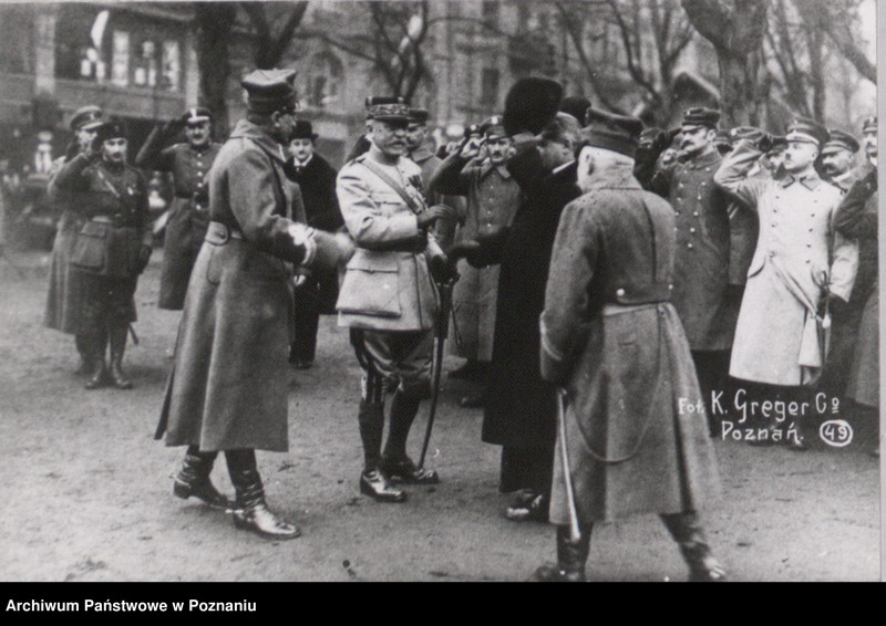Obraz 3 z jednostki "Zaprzysiężenie Straży Ludowej w Poznaniu na Placu Wolności. Po lewej stronie generałowie: Józef Dowbór - Muśnicki i Dupont."