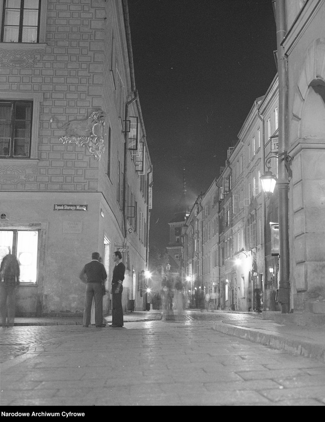 image.from.unit.number "Stare Miasto w Warszawie nocą"