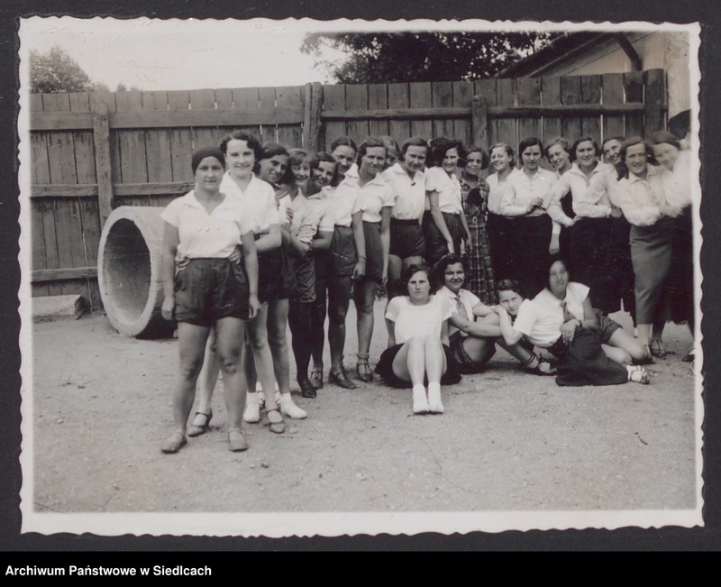 image.from.unit.number "Album z fotografiami podarowany przez uczennice Państwowego Gimnazjum Żeńskiego im. Królowej Jadwigi w Siedlcach wychowawczyni pani Janinie Milulskiej na zakończenie 8-klasowego gimnazjum w dniu 24.06.1934 r."