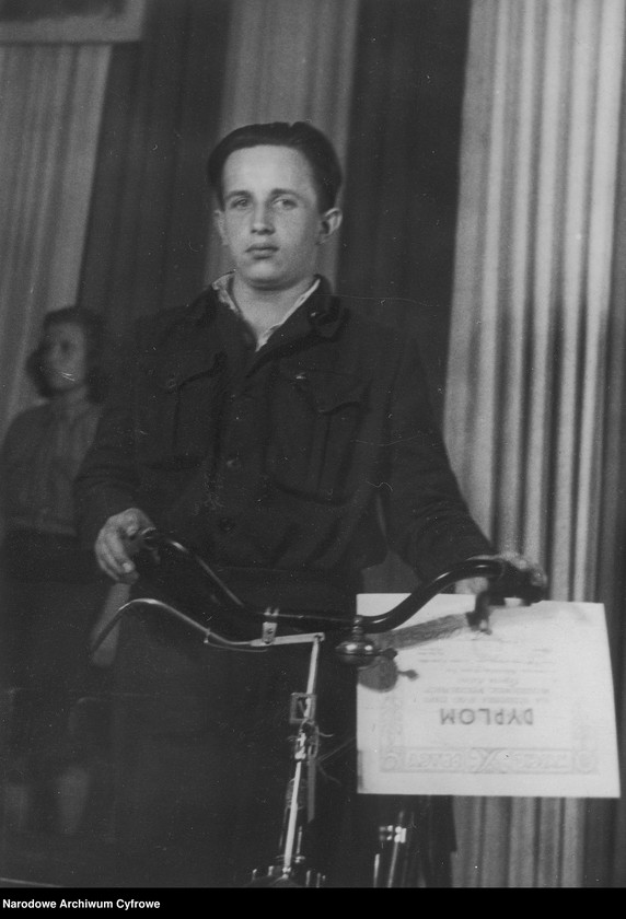 image.from.unit.number "Zakończenie młodzieżowego wyścigu pracy województwa warszawskiego w Warszawie"