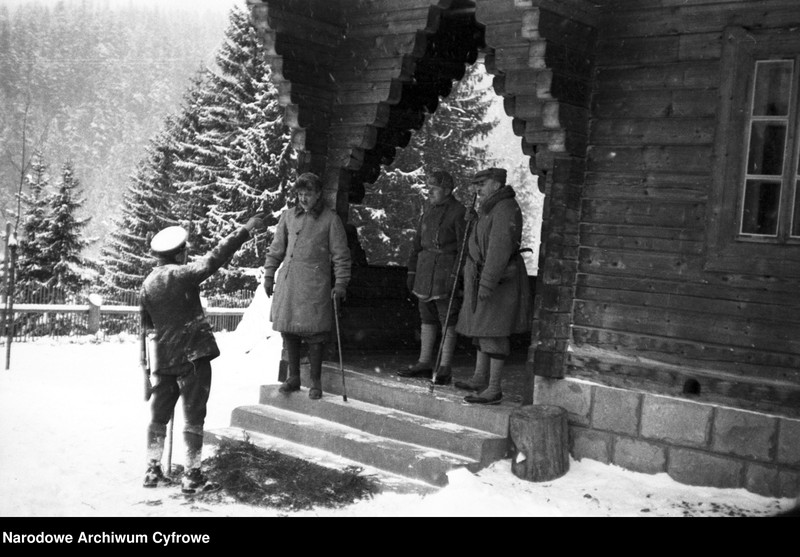 image.from.unit.number "Polowanie na niedźwiedzie w nadleśnictwie Sołotwina, w lasach należących do hrabiego Adama Zdzisława Zamoyskiego"