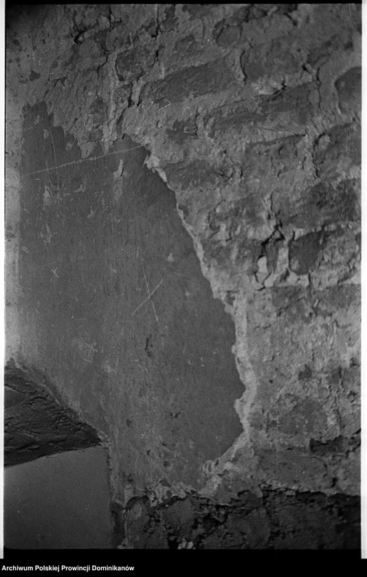 image.from.unit.number "Kraków, klasztor Ojców Dominikanów, obecna siłownia studentatu; obecne pomieszczenie gospodarcze na parterze północnego ramienia III wirydarza („slumsy” nr 11); podwórze przykuchenne; podwórze przy furcie. Kraków, kamienica przy ul. Stolarskiej 6, cela zakonna „slumsy” nr 13"