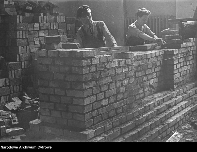 Uczniowie podczas nauki murowania.