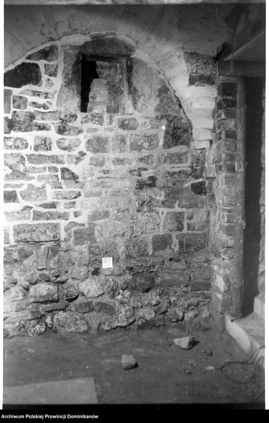 image.from.unit.number "Kraków, klasztor Ojców Dominikanów, krypta pod refektarzem oraz schody przy korytarzu na parterze północnego skrzydła III wirydarza prowadzące do przedsionka ciemnego korytarzyka na I piętrze"