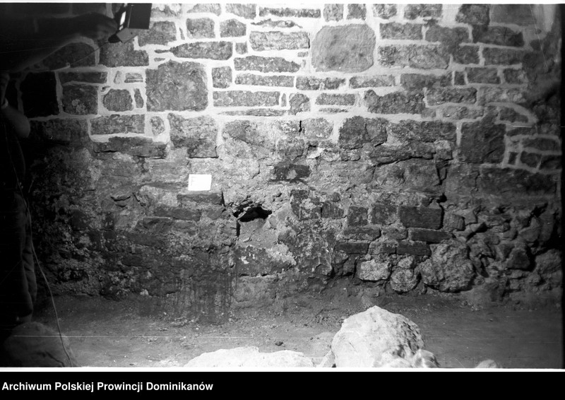 image.from.unit.number "Kraków, klasztor Ojców Dominikanów, krypta pod refektarzem oraz schody przy korytarzu na parterze północnego skrzydła III wirydarza prowadzące do przedsionka ciemnego korytarzyka na I piętrze"