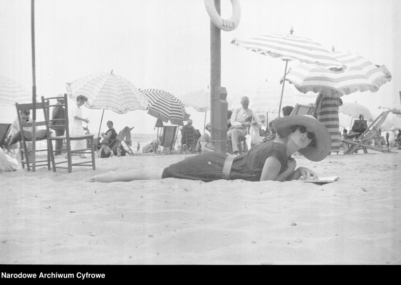 Obraz 9 z jednostki "Wypoczynek rodziny Lis-Olszewskich na plaży w Viareggio"