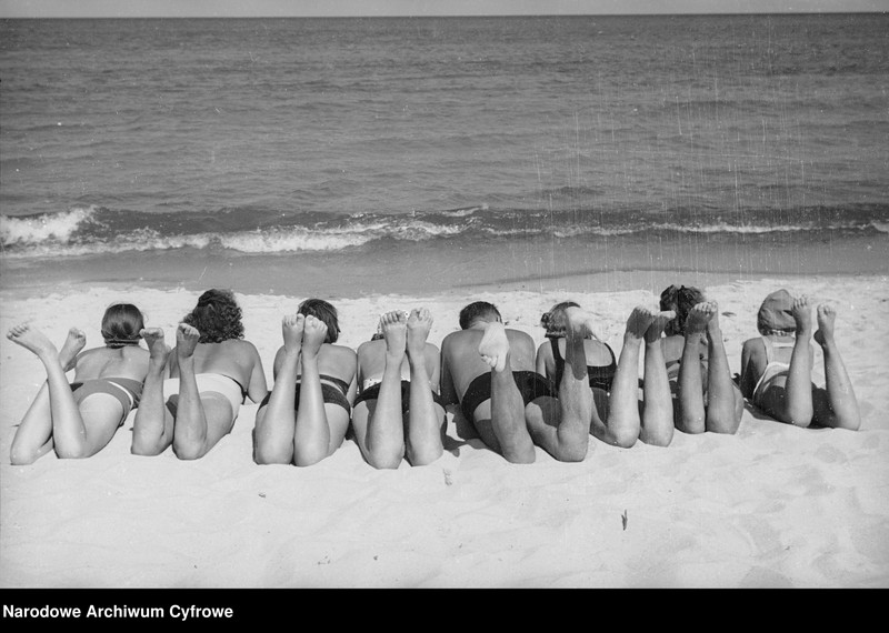 Grupa ludzi na plaży.