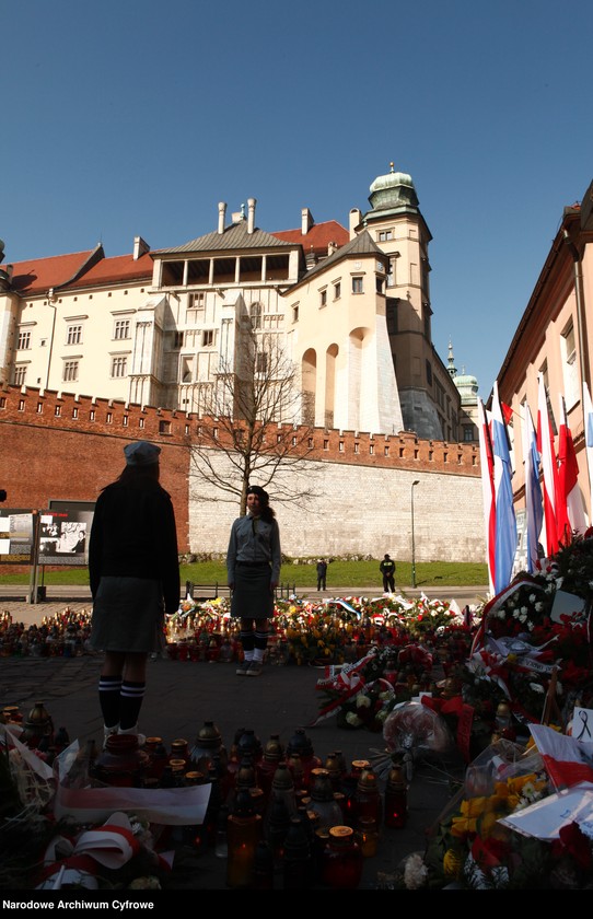 image.from.unit.number "Pogrzeb prezydenta Polski Lecha Kaczyńskiego i jego żony Marii Kaczyńskiej w Krakowie"