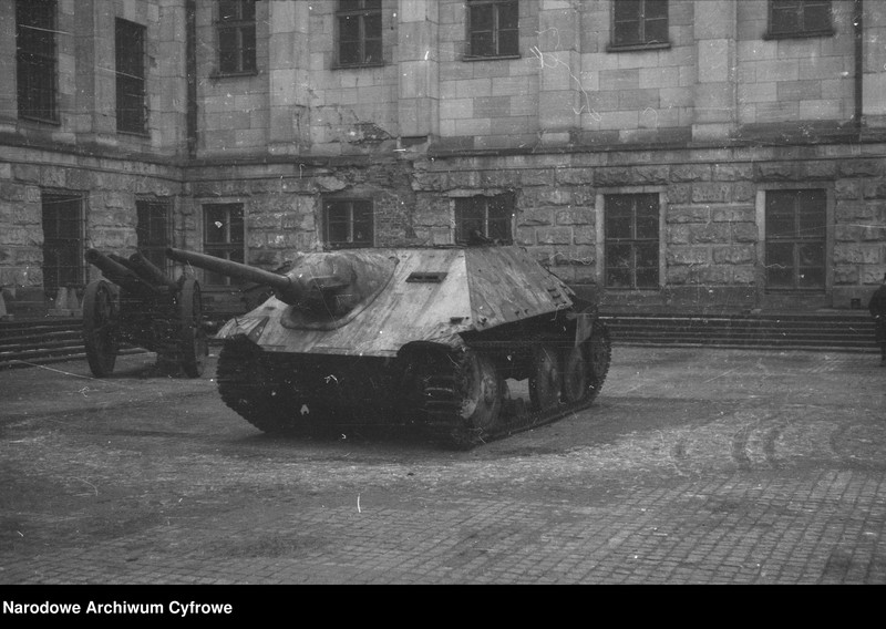 image.from.unit.number "Ekspozycja sprzętu wojskowego na dziedzińcu Muzeum Wojska Polskiego w Warszawie"