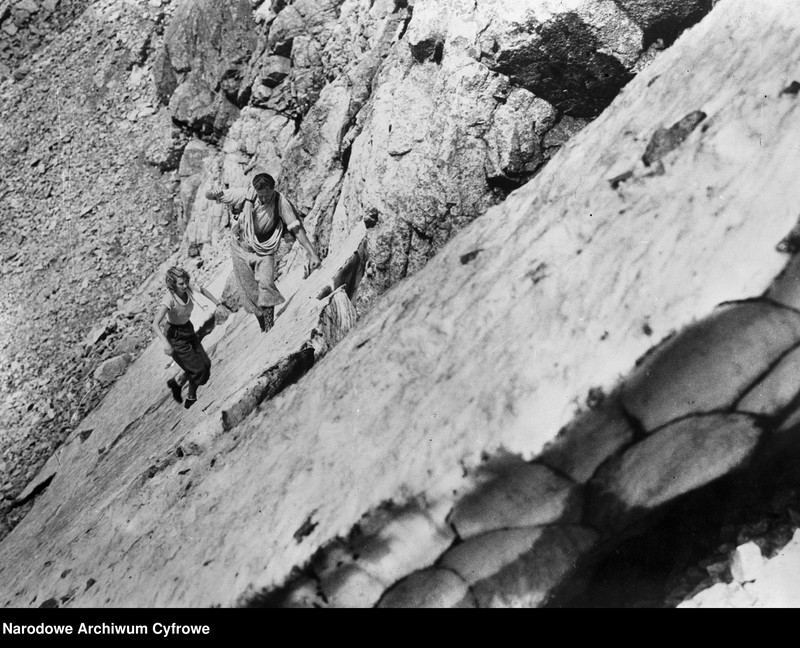 image.from.unit.number "Film "Zamarłe echo""