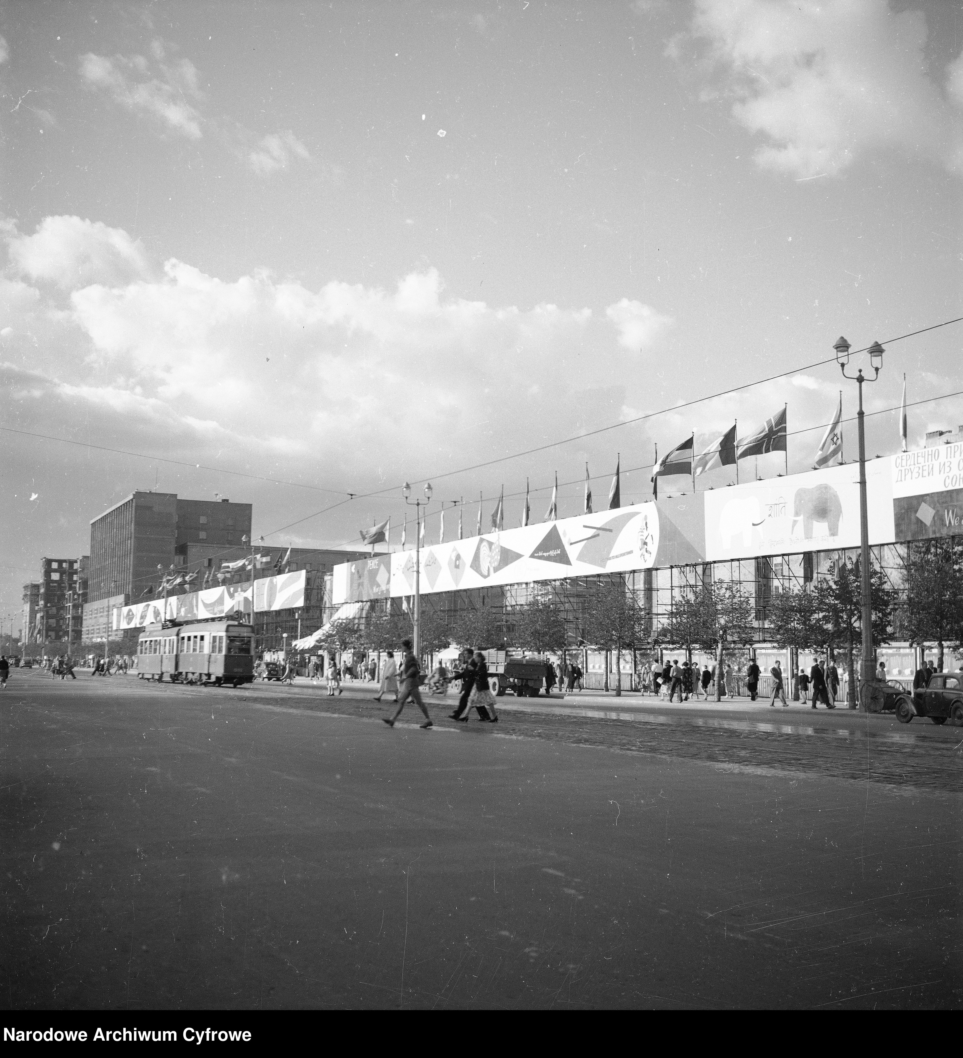 Skan z jednostki: Dekoracje w Warszawie z okazji V Światowego Festiwalu Młodzieży i Studentów