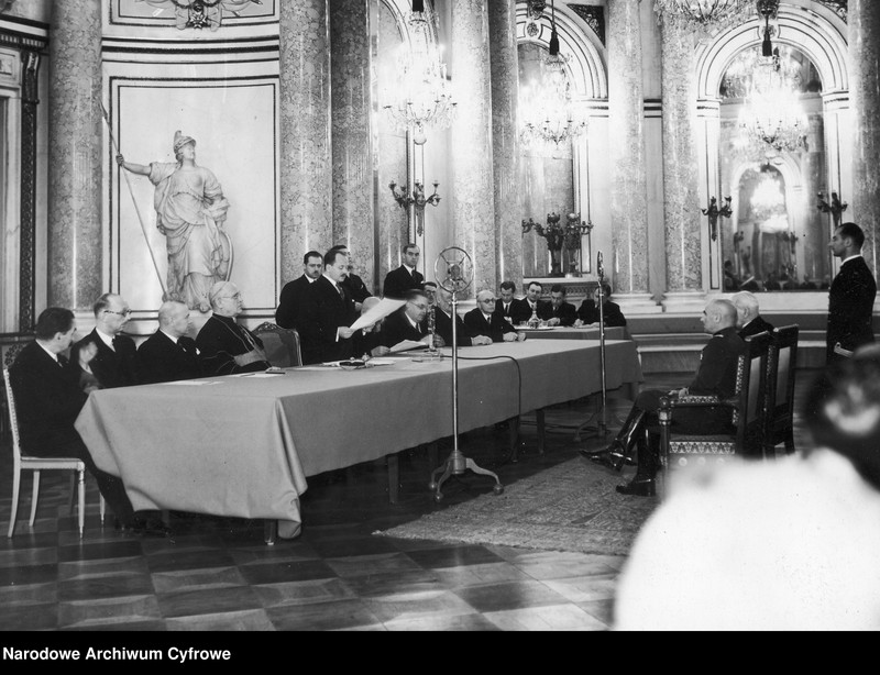 image.from.unit.number "Inauguracyjne posiedzenie Ogólnopolskiego Komitetu Pomocy Zimowej Bezrobotnym w Sali Wielkiej Zamku Królewskiego w Warszawie"