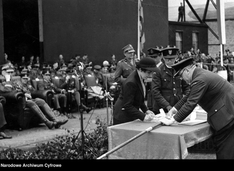 image.from.unit.number "Uroczystość przekazania Polskim Siłom Powietrznym sztandaru ofiarowanego przez społeczeństwo Wilna na lotnisku Swinderby"